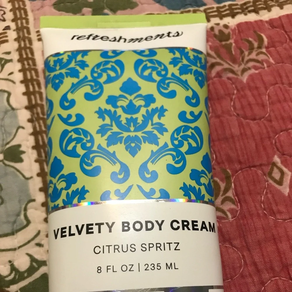 Refreshments Body and Hand lotions with Makeup wipes and cleansing face wipes - Picture 4 of 10